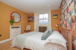 Luxury Wood panelled West End GF Flat