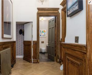 Luxury Wood panelled West End GF Flat