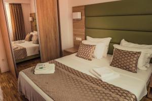 Family-friendly apartments with swimming pool Mandre, Pag - 24196