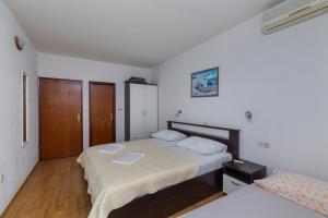 Apartments and rooms by the sea Brela, Makarska - 24416