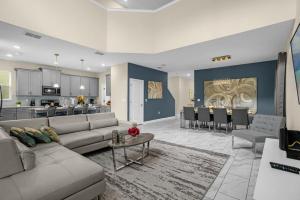 Disney Vacation Villa | Pool • BBQ • Resort Clubhouse