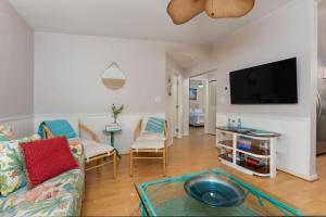 Sea La Vie. A calm cozy retreat steps from the sea