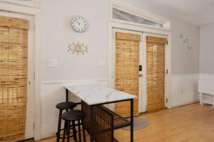 Sea La Vie. A calm cozy retreat steps from the sea