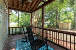 Sea La Vie. A calm cozy retreat steps from the sea