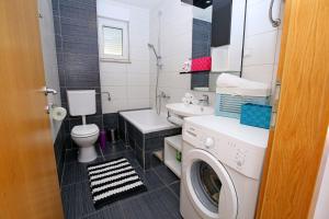 Apartments with parking spaces Kastel Stari, Kastela - 24469