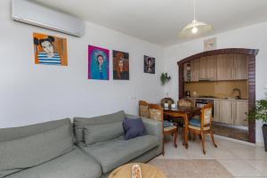 Apartments by the sea Brela, Makarska - 24541