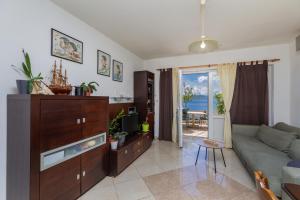 Apartments by the sea Brela, Makarska - 24541