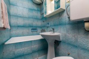 Apartments by the sea Brela, Makarska - 24541