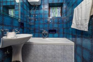 Apartments by the sea Brela, Makarska - 24541