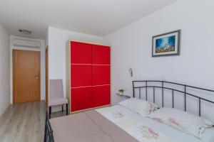Apartments by the sea Brela, Makarska - 24541