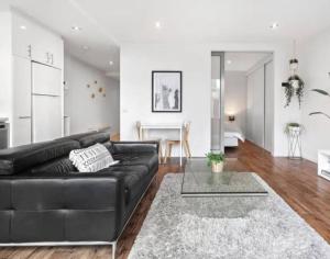 Minimal at Altitude - Poolside Stay by CBD Landmarks