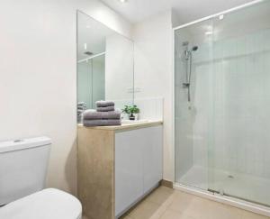 Minimal at Altitude - Poolside Stay by CBD Landmarks