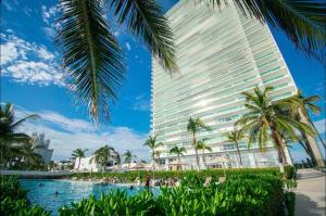 Peninsula Tower 4 bedrooms beachfront sea view