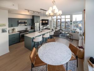 Victoria's SEA-Cret-Stunning Olympic and Inner Harbour Views from 450 sq ft Balcony
