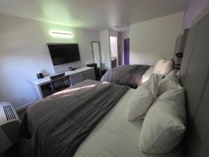 Deluxe Double Room room in Pacific Inn Santa Cruz
