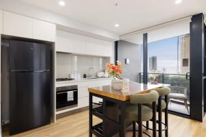 Ruby Tower 1BR Luxury walk to Beach & Cavill Ave