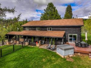 Black Fork Lodge - Beautiful log home on 2.5 acres with trailer parking and panoramic views