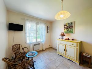 Maisons de vacances Maison a Fouras pour 2-3 pers avec grand jardin - FR-1-709-99 : photos des chambres