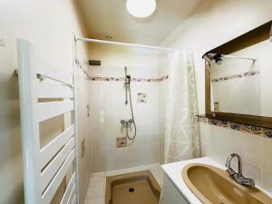 Maisons de vacances Maison a Fouras pour 2-3 pers avec grand jardin - FR-1-709-99 : photos des chambres