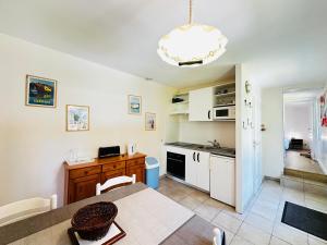 Maisons de vacances Maison a Fouras pour 2-3 pers avec grand jardin - FR-1-709-99 : photos des chambres