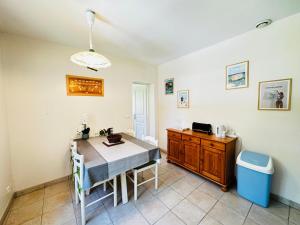 Maisons de vacances Maison a Fouras pour 2-3 pers avec grand jardin - FR-1-709-99 : photos des chambres