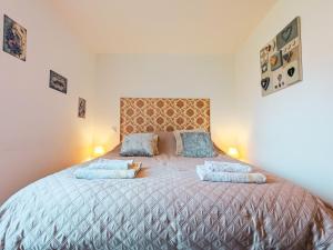 Maisons de vacances Gite en Brenne avec Jardin Clos et Parking - FR-1-591-737 : photos des chambres