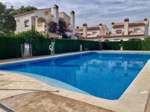 Casa Adosada con Jardín y Piscina Comunitaria en Miami Platja - ES-9-185