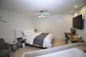 Hapjeong Circle Hotel