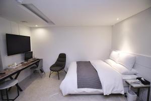 Hapjeong Circle Hotel
