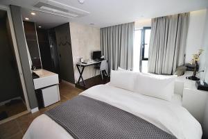 Hapjeong Circle Hotel