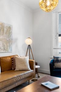 Velvet Cottage - Couples City Escape with Courtyard