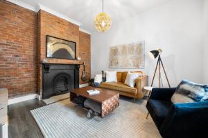 Velvet Cottage - Couples City Escape with Courtyard