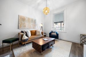 Velvet Cottage - Couples City Escape with Courtyard