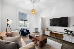 Velvet Cottage - Couples City Escape with Courtyard