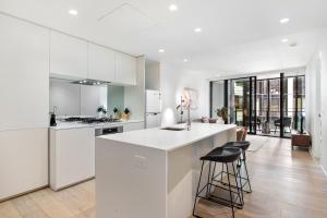 Spacious Modern Apartment with Pool & Gym Access