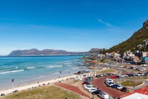 Modern Surfers Corner Apartment