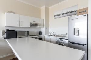 Modern Surfers Corner Apartment