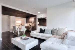 Entire Townhouse in Downtown with Parking near Rogers Centre