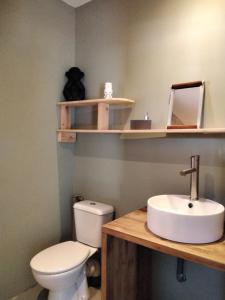 Maisons de vacances L Essentiel Studio climatise A pied Riviere, Marche,Voie Verte : photos des chambres