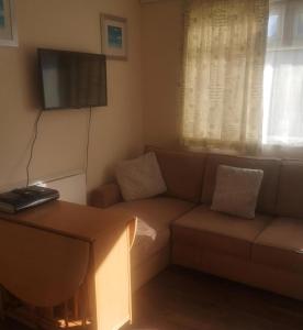 Lovely Chalet In The Isle Of Wight, Sleeps 6 Ref 97009S