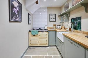 Romantic Country Cottage with log burner, garden patio, outdoor tub and country views- Brecon Beacons National Park