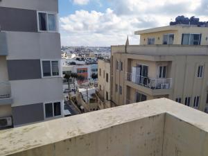 Sunshine apartment with a private roof terrace