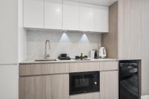 Chic Studio Stay Near Cafés and Coastline