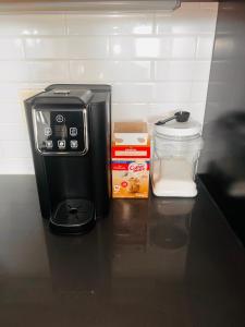 Downtown Dallas Apartment with Pool Gym and King Size Bed