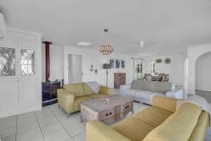 The Pool House in Tura