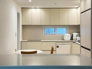 Short-term rental 3Room 2Bath Luxury apt #Dressroom #King-size bed