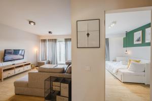 Warta River Deluxe Apartment by BookingHost