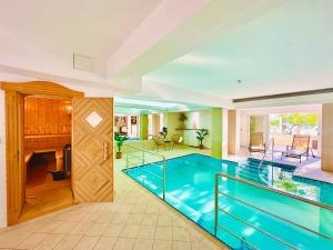 Luxury Seaside Villa with a classic Mediterranean Olive Garden, a fully equipped Professional Kitchen, Pool, Sauna, Padle Boards and Canoe - Miolin Beach House