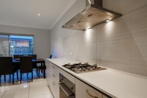 Spacious Point Cook Retreat & Free Parking