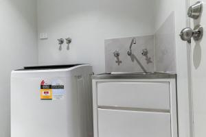 Spacious Point Cook Retreat & Free Parking